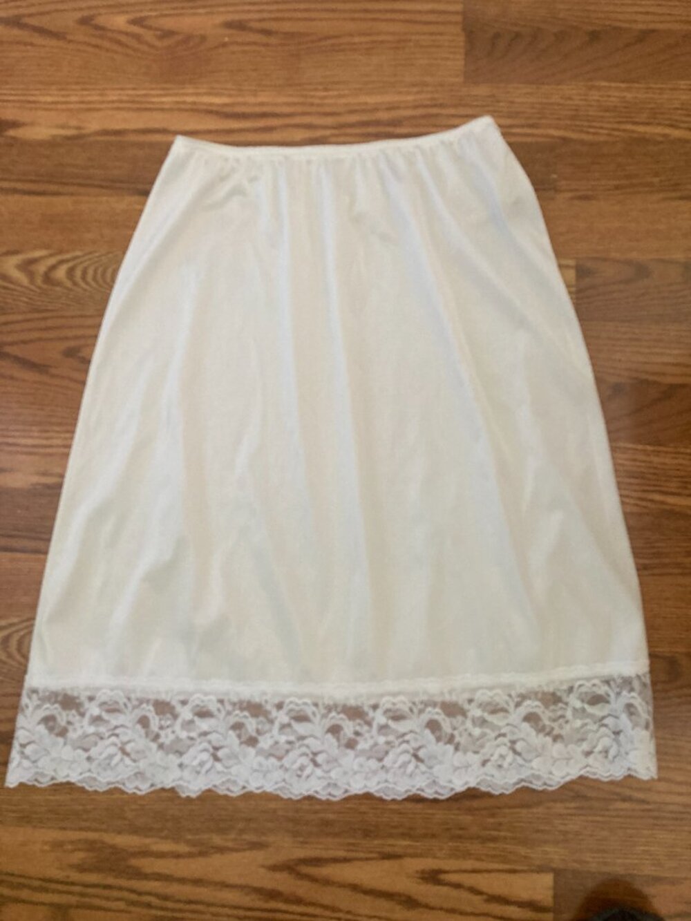 VASSARETTE: WHITE 1/2 SLIP WITH LACE SIZE  L